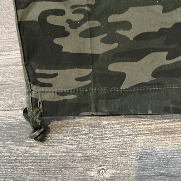 New Sanctuary Cargo Pants Size 30. Camo design - Picture 3 of 6